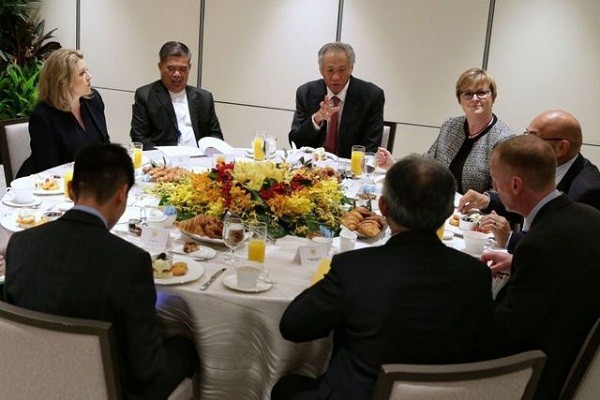 Bộ trưởng Quốc phòng Australia, Anh, Singapore, New Zealand và Malaysia họp bên lề Đối thoại Shangri-La tại Singapore ngày 1/6 (Ảnh: Straitstimes).