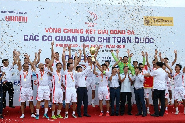 Đại diện Ban tổ chức và lãnh đạo các cơ quan trao cúp vô địch cho các cầu thủ đội bóng Đài Truyền hình Việt Nam.