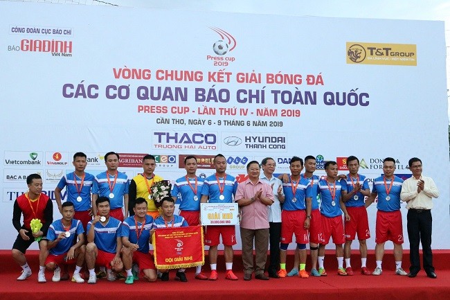 Các cầu thủ báo Tuổi trẻ Thủ đô giành giải Nhì tại Giải bóng đá các cơ quan báo chí toàn quốc Press Cup.