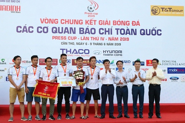Hai đội bóng đến từ Đài truyền hình Thành phố Hồ Chí Minh, Câu lạc bộ Phóng viên Thể thao Thành phố Hồ Chí Minh nhận giải Ba.