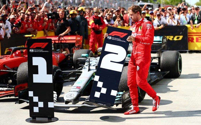 Vettel phản ứng bằng cách đi về phía xe đua của Hamilton và thay tấm bảng về nhất bằng tấm bảng về nhì.