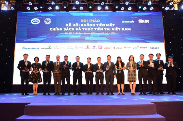 Thống đốc Ngân hàng nhà nước Lê Minh Hưng cùng đại diện Ban tổ chức tặng kỷ niệm chương cho đại diện các đơn vị đã tham gia và đồng hành cùng Hội thảo.