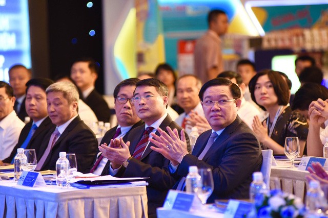 Phó Thủ tướng Chính phủ Vương Đình Huệ cùng Thống đốc Ngân hàng nhà nước Lê Minh Hưng và các đại biểu tham dự Hội thảo.