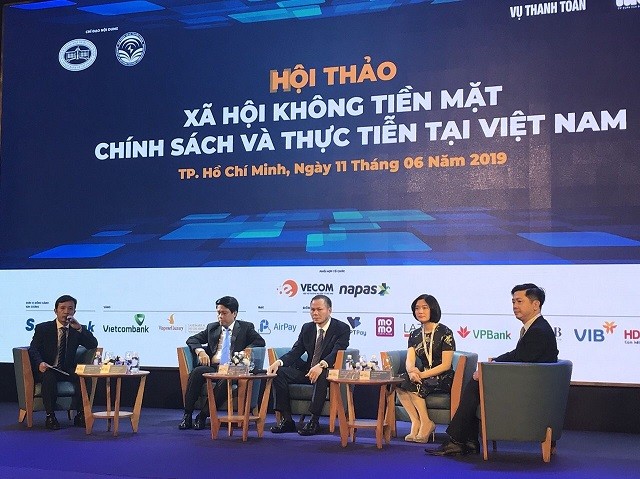 Phó Tổng giám đốc VietcombankPhùng Nguyễn Hải Yến (thứ 2 từ phải sang) tham gia phiên thảo luận tại Hội thảo.