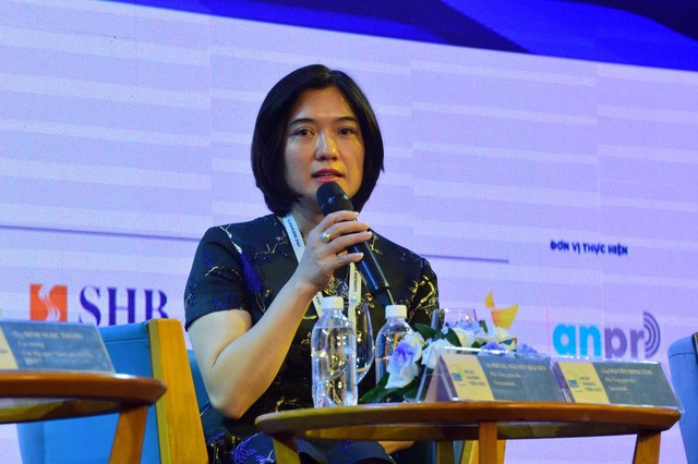 Phó Tổng giám đốc VietcombankPhùng Nguyễn Hải Yến chia sẻ tại Hội thảo về sựđáp ứng của Vietcombank trong thanh toán các dịch vụ công.