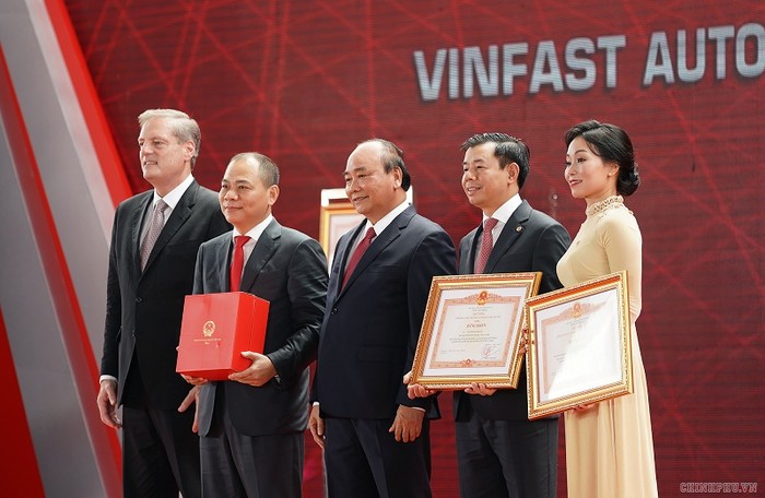Thủ tướng tặng bằng khen cho các cá nhân và tập thể của Vingroup.