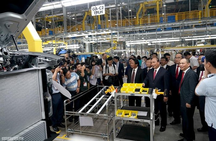 Thủ tướng thăm nhà máy lắp ráp oto VinFast.