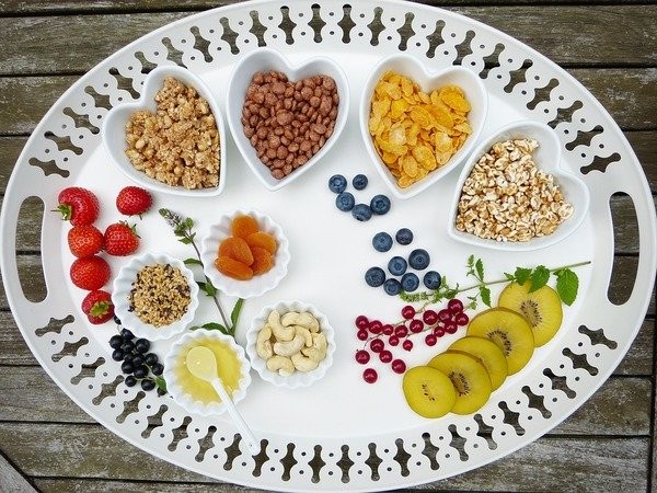 Tiêu thụ thực phẩm giàu protein và carbohydrate giúp tăng cân lành mạnh (Ảnh: theo boldsky).