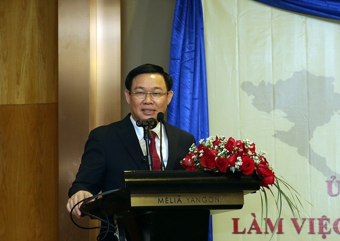 Phó Thủ tướng Vương Đình Huệ phát biểu trong buổi gặp gỡ cộng đồng doanh nghiệp Việt Nam tại cố đô Yangon.