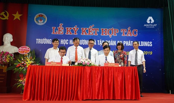 Đại diện Tập đoàn An Phát Holdings và Đại học Hải Dương ký kết hợp tác.