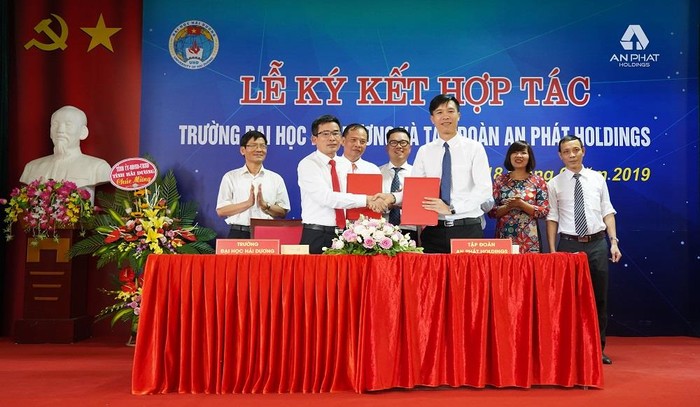 Lễ ký kết giữa hai bên có sự chứng kiến của Bí thư Tỉnh ủy Hải Dương và Chủ tịch Hội đồng quản trị Tập đoàn An Phát Holdings.