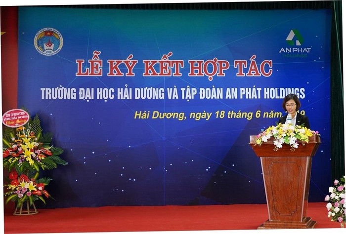 Bà Nguyễn Thị Tiện – Phó tổng giám đốc Tập đoàn An Phát Holdings phát biểu tại buổi lễ.