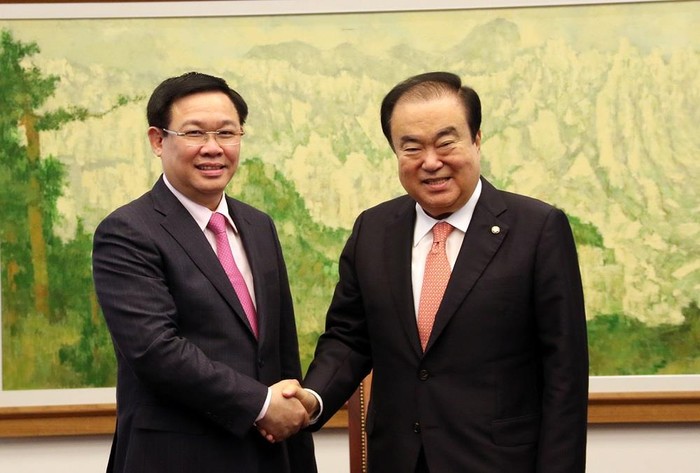 Phó Thủ tướng Vương Đình Huệ và Chủ tịch Quốc hội Hàn Quốc Moon Hee Sang. Ảnh: VGP/Thành Chung