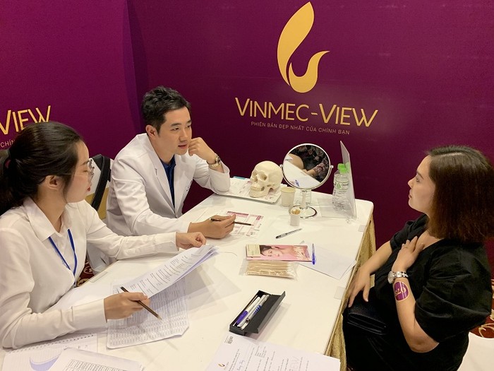Bác sỹ, tiến sĩ Lee Hoo Bin (Bệnh viện thẩm mỹ View trực tiếp tư vấn làm đẹp cho khách hàng tại Ngày hội thẩm mỹ.