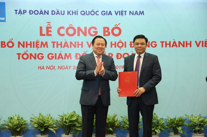 Đồng chí Nguyễn Hoàng Anh trao quyết định cho đồng chí Lê Mạnh Hùng.