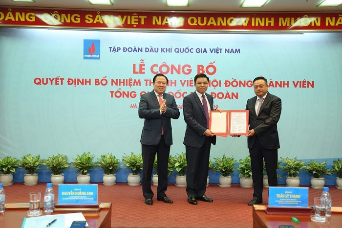 Đồng chí Trần Sỹ Thanh trao quyết định cho đồng chí Lê Mạnh Hùng.