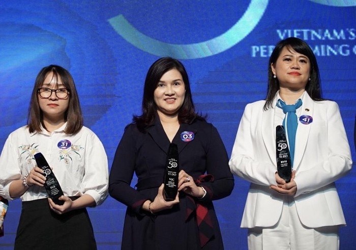 Bà Hồ Ngọc Yến Phương – Phó Tổng giám đốc Vietjet nhận giải thưởng.
