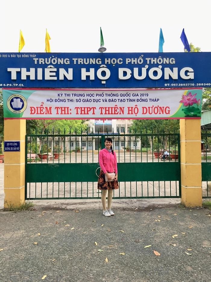 Cô Nguyễn Thị Minh Tâm tiếp sức mùa thi tại điểm thi Trường trung học phổ thông Thiên Hộ Dương.