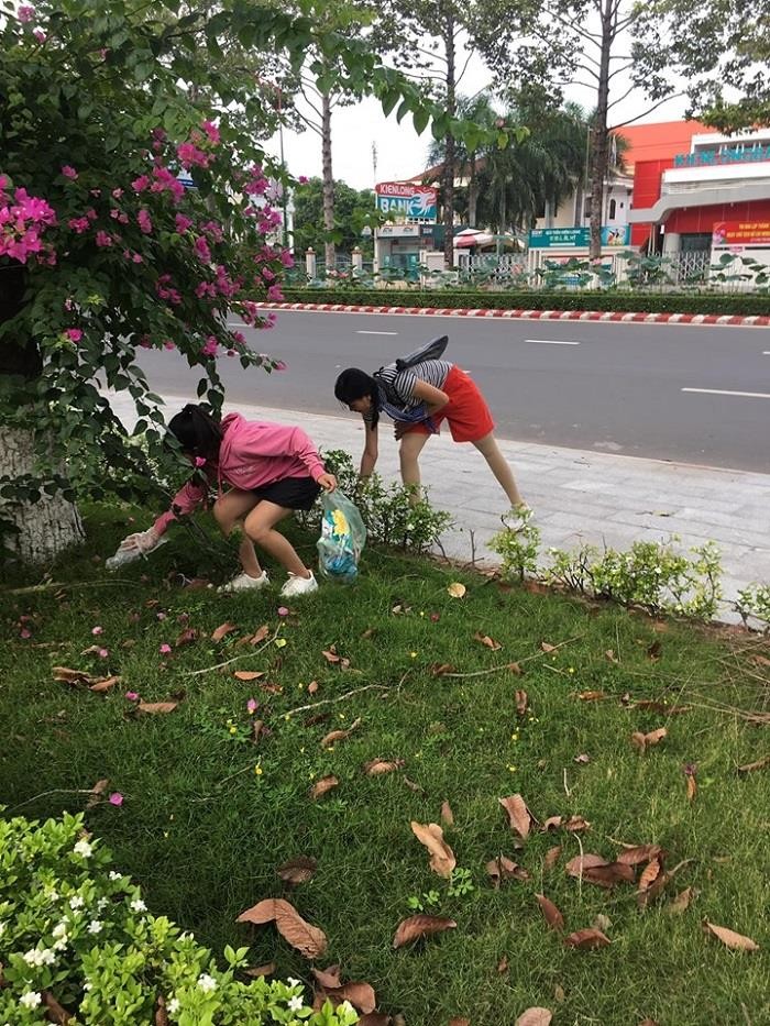 Cô Tâm cùng các bạn sinh viên nhặt rác mỗi buổi chiều tại Công viên Văn Miếu, Thành phố Cao Lãnh.