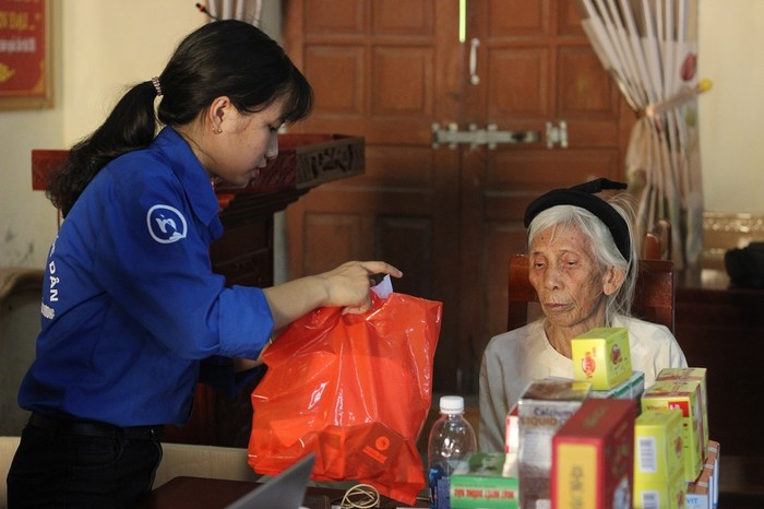 Các bạn thanh niên tình nguyện trao quà, cấp phát thuốc cho những hộ dân có hoàn cảnh khó khăn.