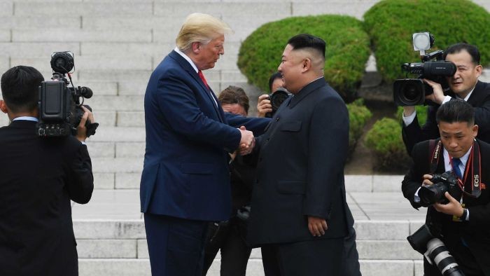 Tổng thống Mỹ Donald Trump và Chủ tịch Triều Tiên Kim Jong-un gặp nhau tại Bàn Môn Điếm ngày 30/6/2019, ảnh: ABC News.