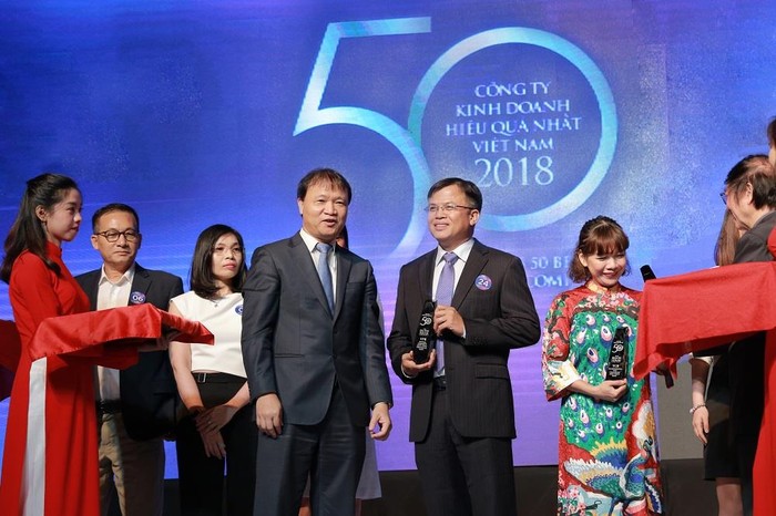 Ông Phan Ngọc Hòa - Phó Tổng giám đốc VPBank nhận giải thưởng 50 Công ty kinh doanh hiệu quả nhất Việt Nam năm 2018 (2)