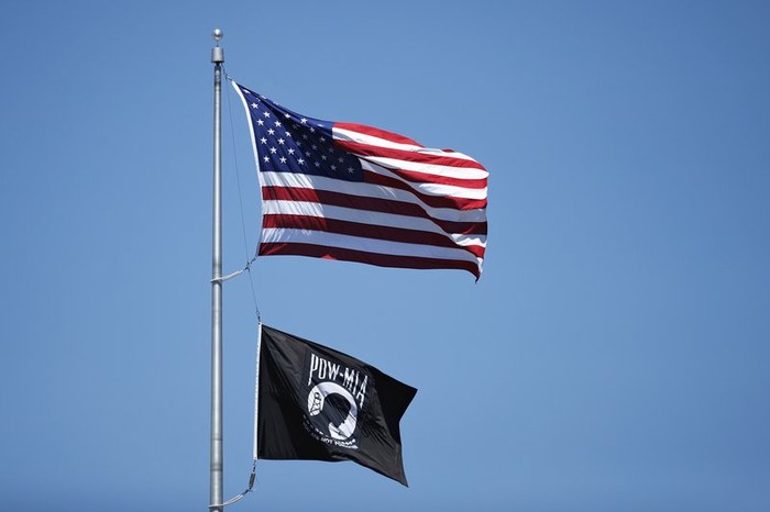 Lá cờ Mỹ và lá cờ đen của POW/MIA (Ảnh: tác giả cung cấp).