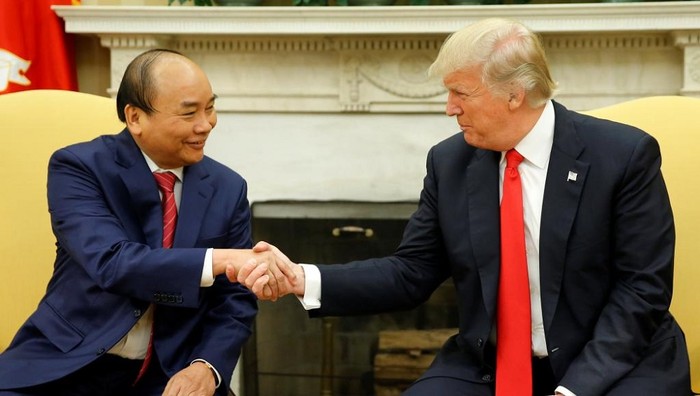 Thủ tướng Việt Nam Nguyễn Xuân Phúc và Tổng thống Mỹ Donald Trump (Ảnh: Reuters)