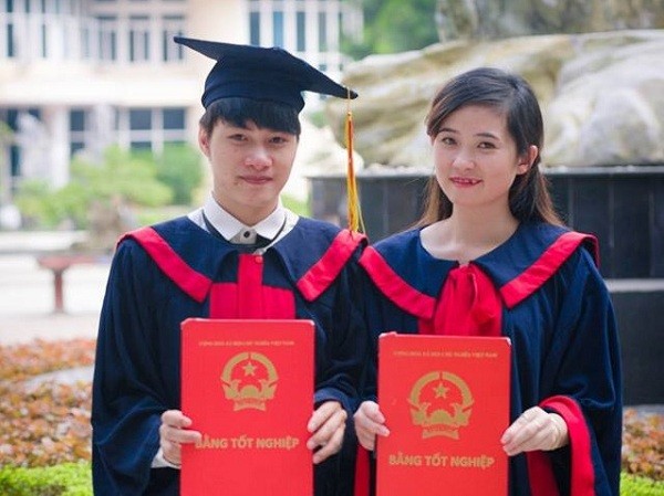 Lê Sơn Hải (bên trái) tốt nghiệp cử nhân Trường Học viện Báo chí và Tuyên truyền. Ảnh: L.H