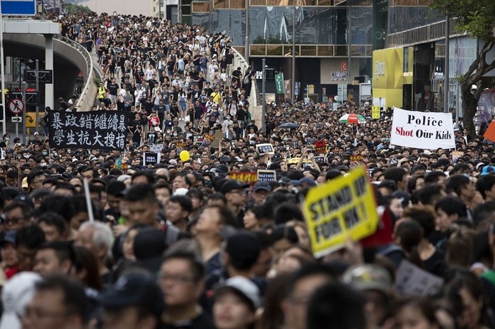 Người Hong Kong xuống đường biểu tình phản đối dự luật Dẫn độ ở phố Canton ngày 07/7/2019 (Ảnh: SCMP).