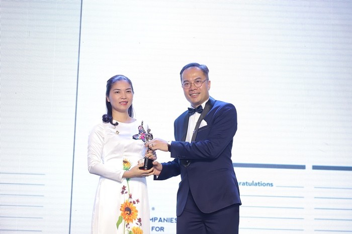 Bà Trần Thị Mỹ Hạnh - Phó Tổng giám đốc Tập đoàn Sun Group, đại diện nhận giải thưởng Top 50 doanh nghiệp có môi trường làm việc tốt nhất châu Á 2019 từ ông William Ng, Tổng biên tập tạp chí HR Asia.