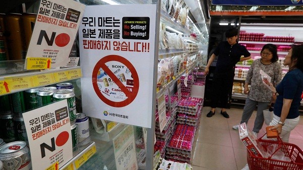 Các cửa hàng ở Hàn Quốc dán biển hiệu tẩy chay hàng hóa Nhật Bản (Ảnh: AP)