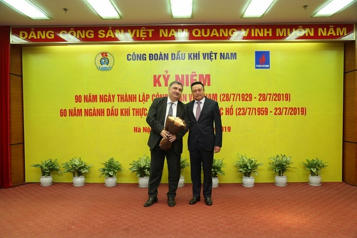 Chủ tịch Hội đồng thành viên PVN - ông Trần Sỹ Thanh tặng hoa cho Đại biện Đại sứ quán Azerbaijan tại Việt Nam Tamerlan Khalilov.