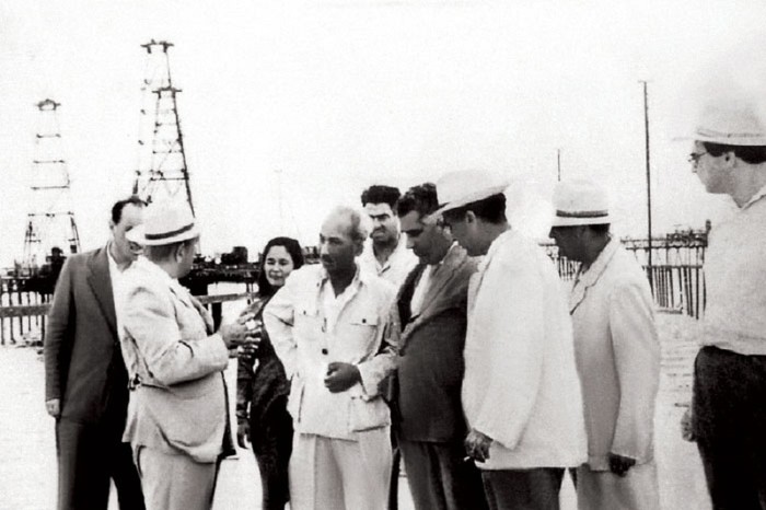 Chủ tịch Hồ Chí Minh thăm Khu công nghiệp dầu lửa Bacu Azerbaijan năm 1959.