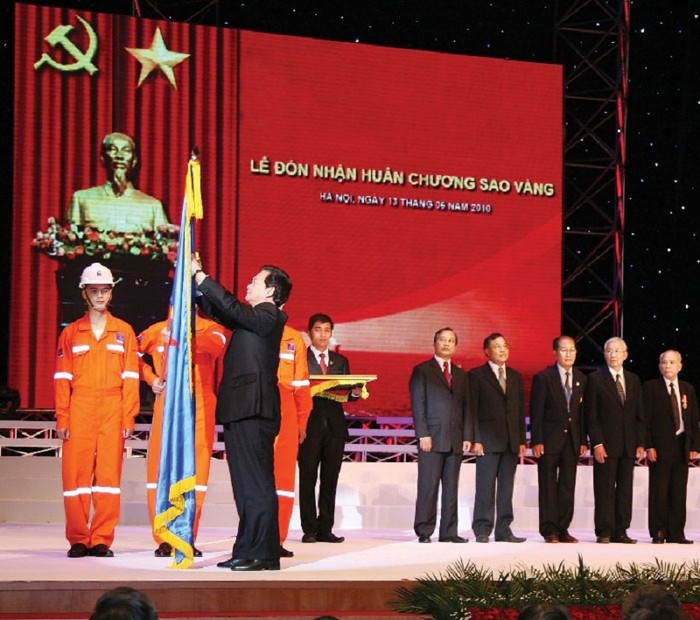 Tập đoàn Dầu khí Việt Nam đón nhận Huân chương Sao Vàng.
