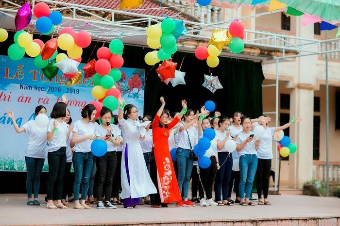 Cô Nguyễn Thị Hiền và tập thể 12A4 trong Lễ tri ân và trưởng thành năm học 2018-2019.