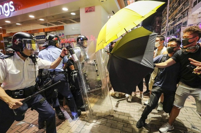 Cảnh sát Hong Kong đụng độ với người biểu tình ngày 14/7/2019 (Ảnh: SCMP).