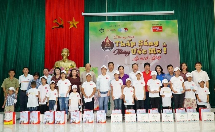 Đại diện Vietjet cùng ban tổ chức chương trình &quot;Thắp sáng những ước mơ&quot; trao quà, học bổng cho các bạn nhỏ tại Thái Nguyên.