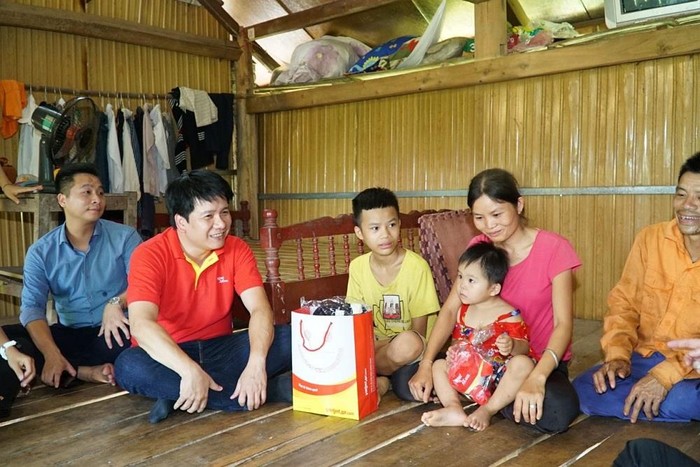 Anh Dương Hoài Nam cùng đoàn công tác Vietjet thăm gia đình và tặng quà cho em nhỏ tại huyện Định Hóa, tỉnh Thái Nguyên.