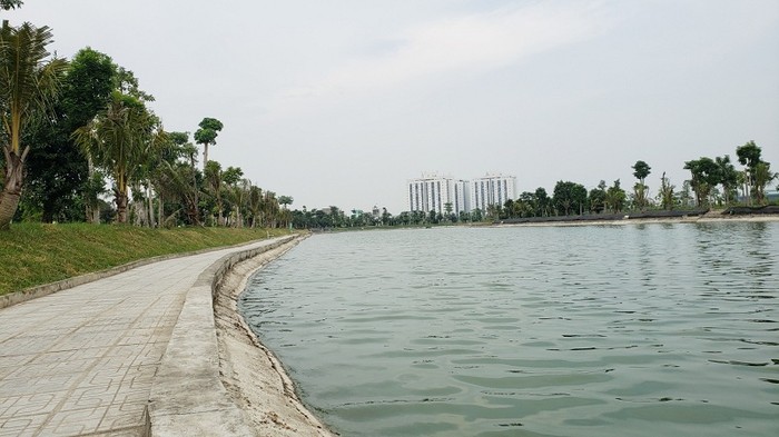 Hồ nước rộng hơn 20 ha bao trọn lấy cụm nhà mới bàn giao.