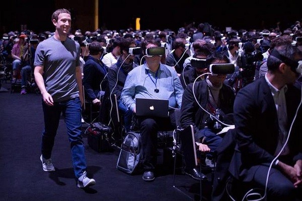 Mark Zuckerberg đi giữa đám đông và không ai biết tới sự có mặt của ông chủ Facebook. (Nguồn: Facebook)