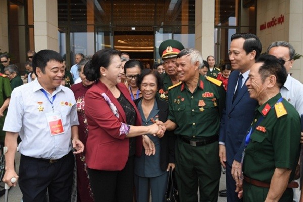 Chủ tịch Quốc hội Nguyễn Thị Kim Ngân gặp gỡ các đại biểu là thương binh nặng tiêu biểu nhân dịp kỷ niệm 72 năm Ngày Thương binh - Liệt sĩ. Ảnh: Trọng Hải.