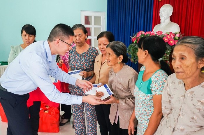 Đại diện Tập đoàn Tân Hiệp Phát trao quà cho các gia đình chính sách.