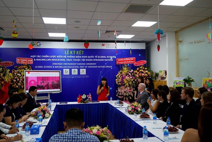 Bà Hồ Hạc Bảo Quyên - Trưởng đại diện Macmillan Education tại Việt Nam phát biểu tại buổi lễ.