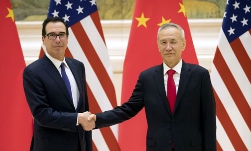Phó Thủ tướng Trung Quốc, Lưu Hạc (phải) và Bộ trưởng Tài chính Mỹ Steven Mnuchin khởi động lại đàm phán thương mại tại Trung Quốc (Ảnh: AP).