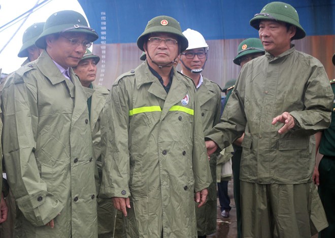 Phó Thủ tướng Trịnh Đình Dũng kiểm tra chống bão tại Quảng Ninh (Ảnh minh họa: dangcongsan.vn)