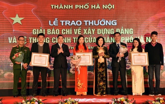 Đồng chí Ngô Thị Thanh Hằng và đồng chí Lê Mạnh Hùng trao giải A cho các tác giả đạt Giải Báo chí về xây dựng Đảng và hệ thống chính trị của Thành phố Hà Nội lần thứ I - năm 2018 (Ảnh: Báo Nhân dân).