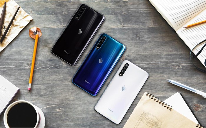 VinGroup công bố dòng điện thoại Vsmart thế hệ 2 với 3 màu: trắng ngọc trai, xanh cực quang và đen huyền bí.
