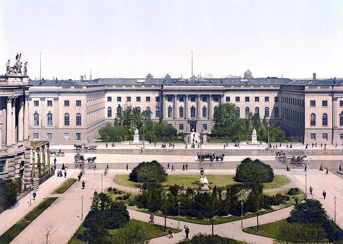 Tòa nhà chính của Friedrich-Wilhelms-Universität vào năm 1900.