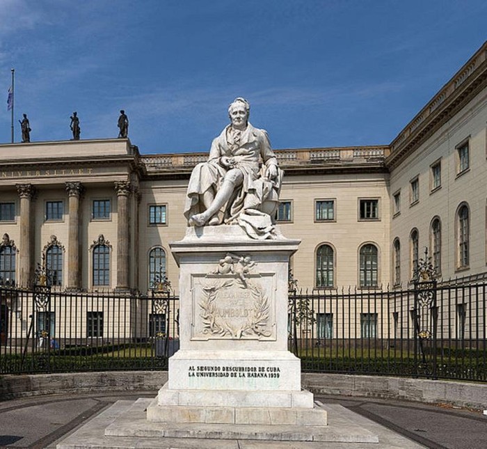Tượng bên phải cổng trường: Alexander von Humboldt.